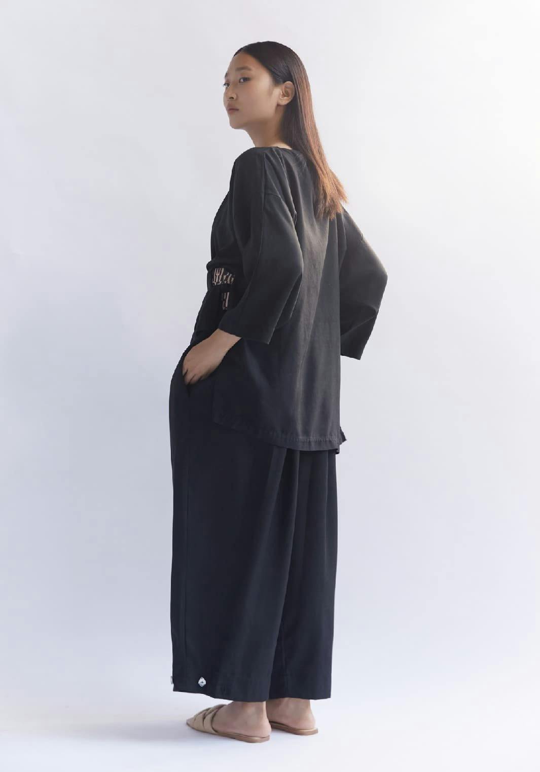 Three-quarter sleeve blouse to gather: Item 006 Black, a product by Studio cumbre