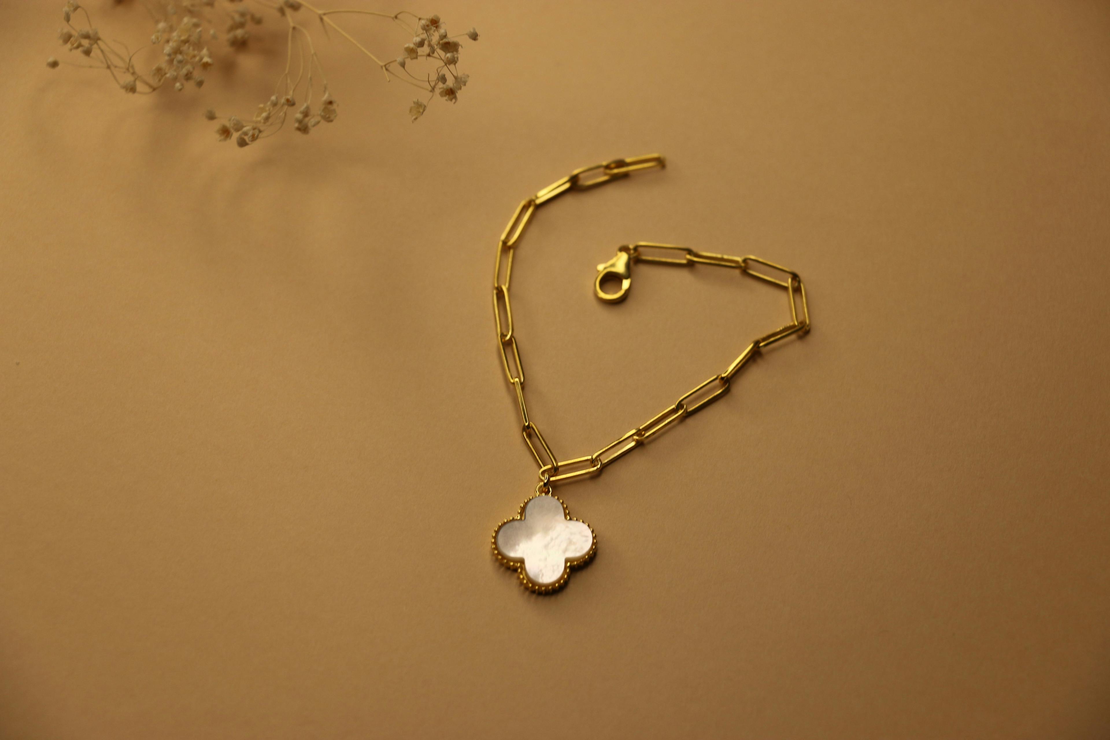 Mop clover clip chain bracelet, a product by The Jewel Closet Store
