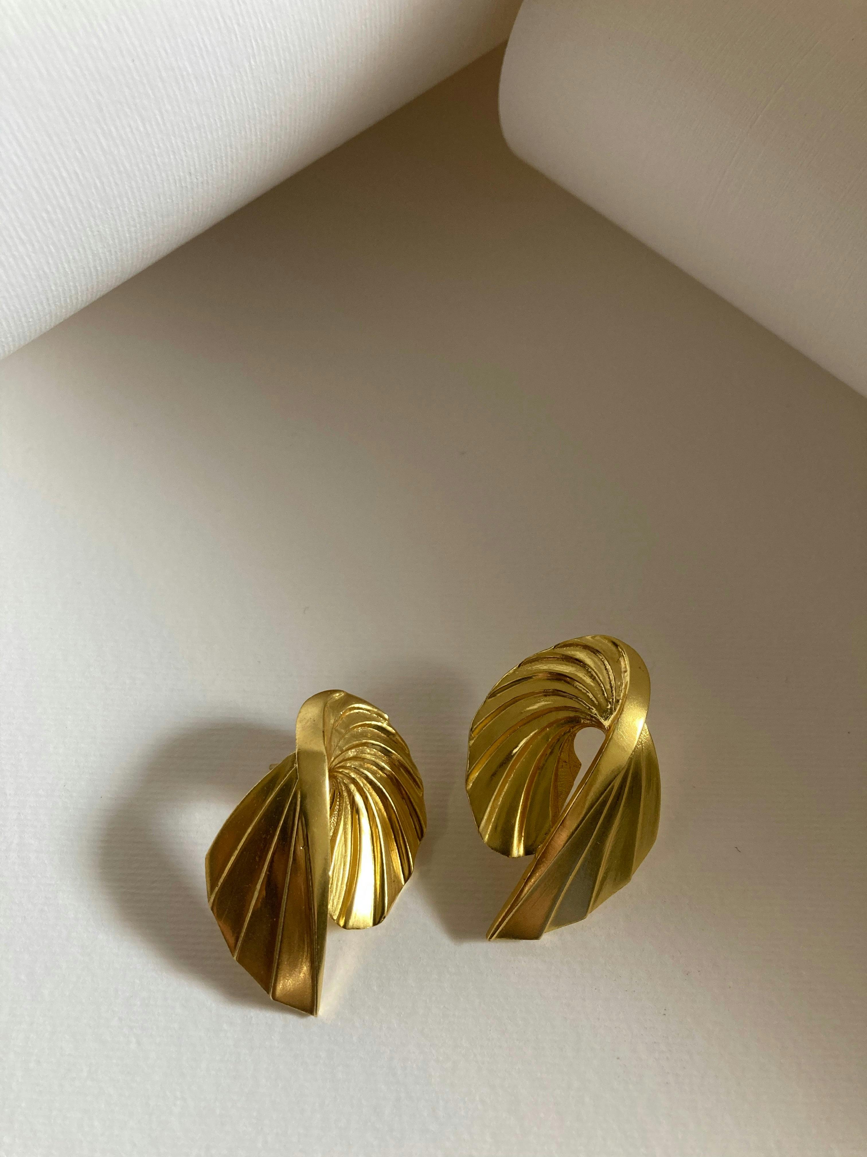 CURVED SHELL EARRING, a product by Antarez
